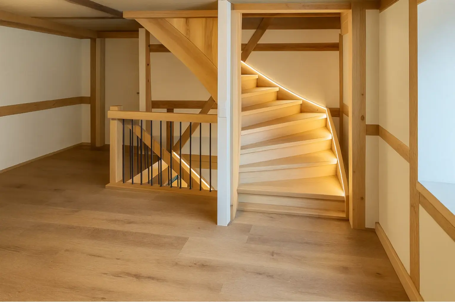 Moderne Holztreppe mit eingebauter LED-Beleuchtung an der Kante, mit hellen Holzböden und -balken, weißen Wänden und einem minimalistischen Geländer mit vertikalen Metallstäben.