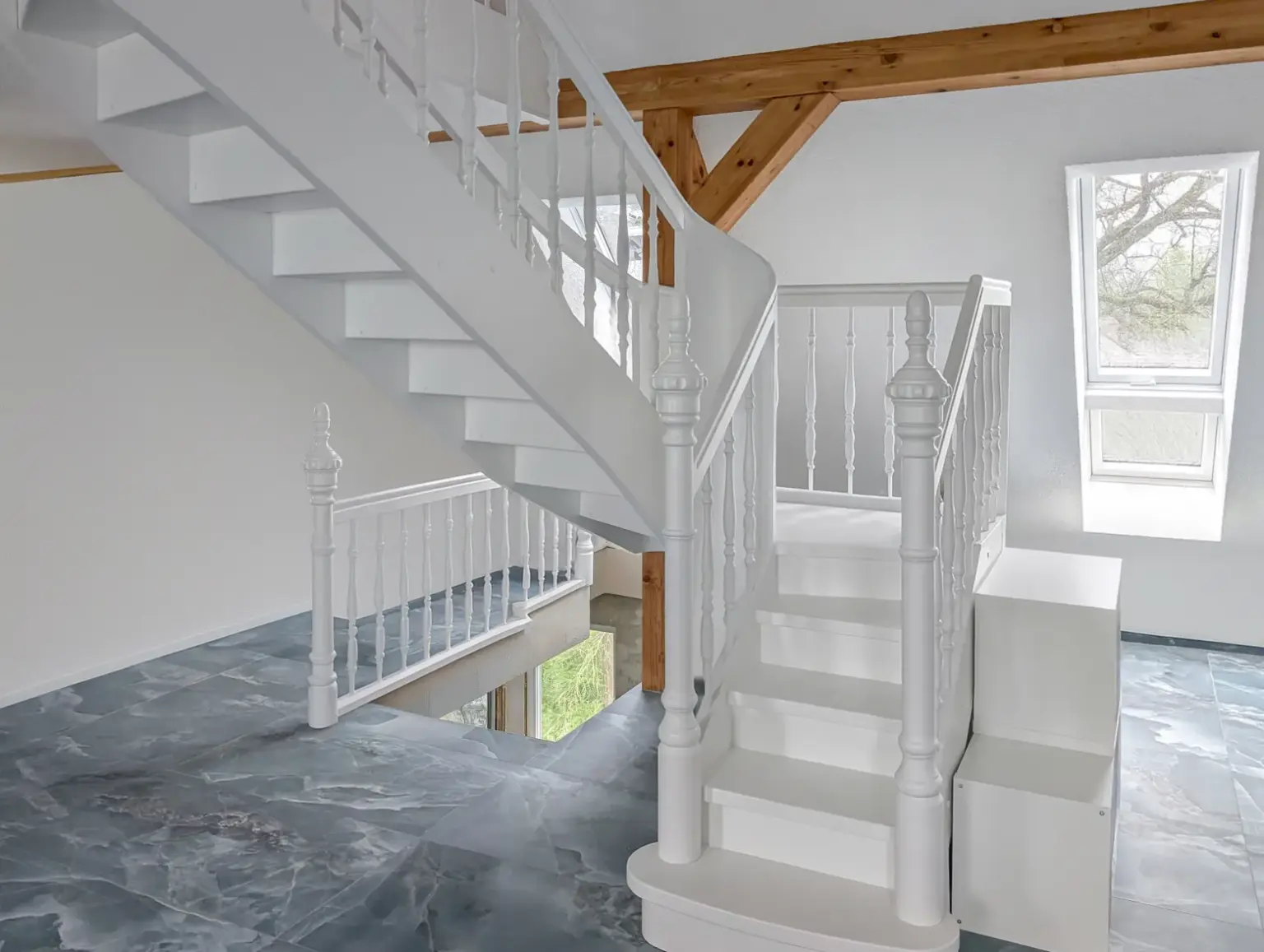 Das moderne Interieur zeichnet sich durch eine weiße Treppe mit Balustraden, glänzende Marmorböden, freiliegende Holzbalken und große Fenster aus, die den Raum mit natürlichem Licht erfüllen.