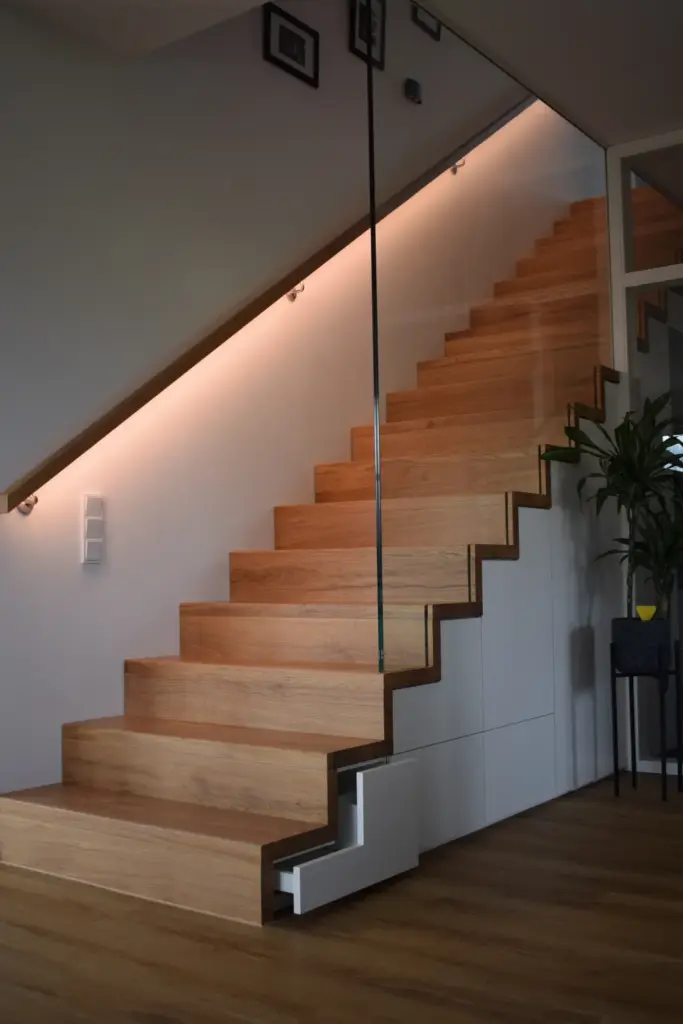 Designertreppe mit integriertem Stauraum in der rechten, vollflächigen, weißen Wand.