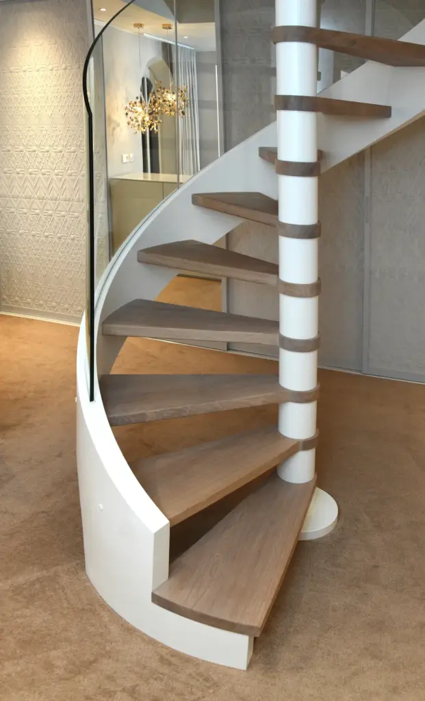 Moderne Wendeltreppe mit weißen Sparren und Rundstütze im Zentrum. Besetzt mit Holtstufen