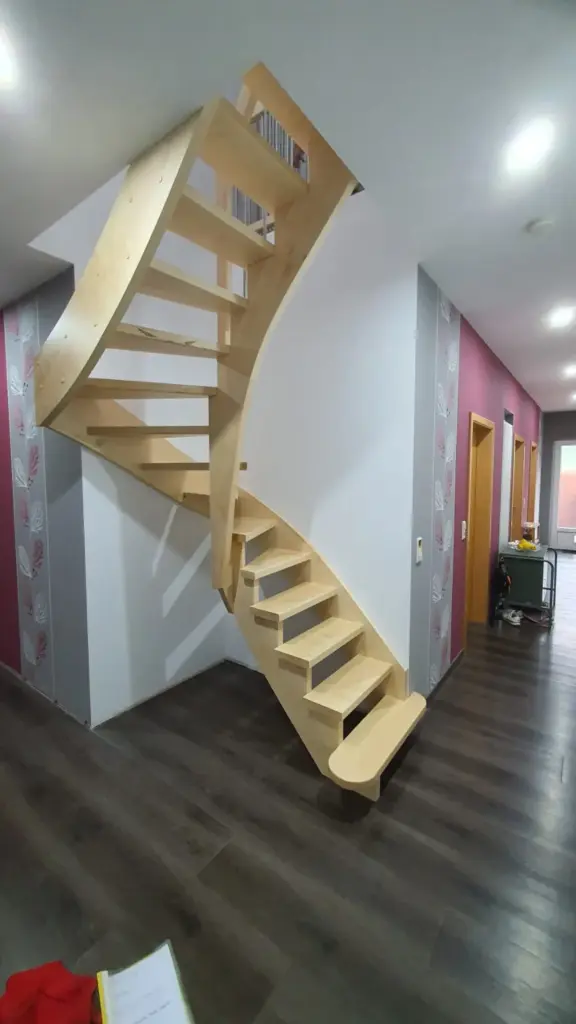 Hölzerne Wendeltreppe auf engstem Raum