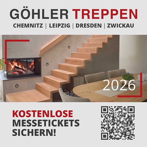 Moderne Holztreppe neben einem Esstisch mit Stühlen, links ein beleuchteter Kamin. Text wirbt für Göhler Treppen und kostenlose Messetickets für 2026, inklusive Standort und QR-Code.