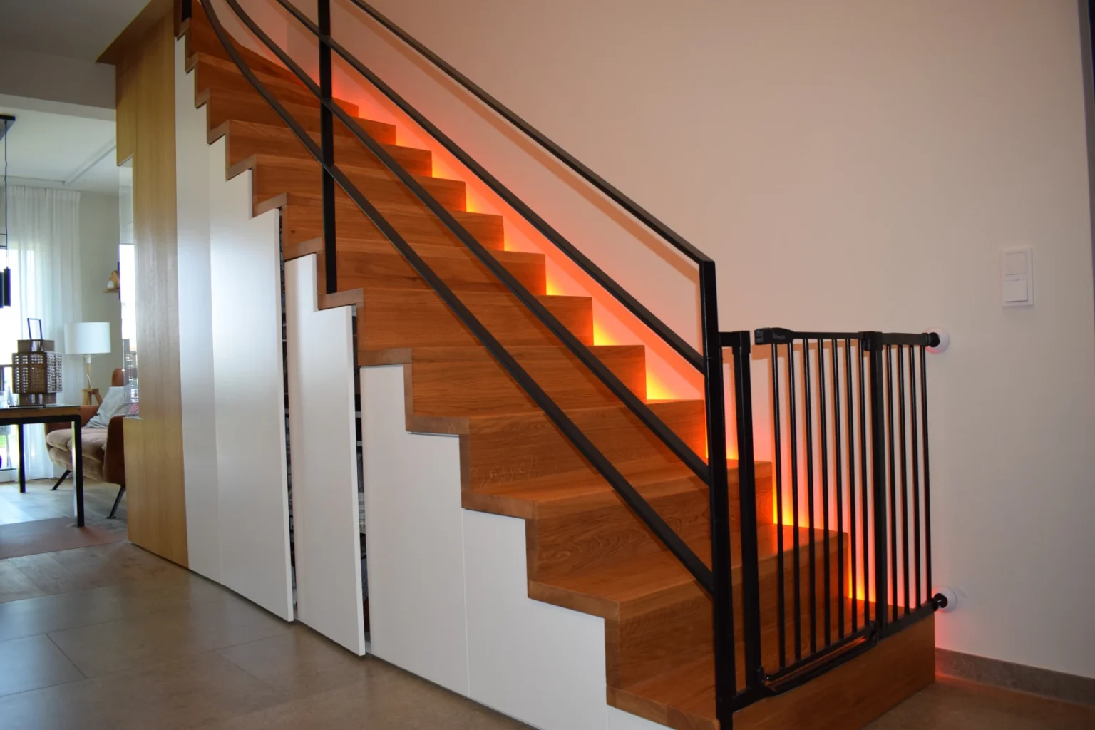 Eine Treppe mit orangefarbenem Licht.